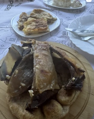 Tryezë me gatime tradicionale te Marsil